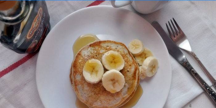 Naleśniki bananowe na talerzu