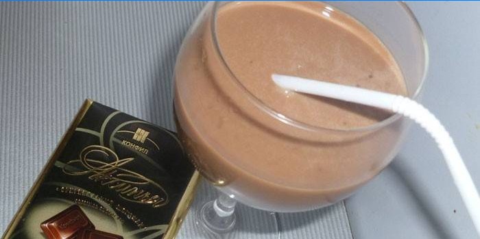 Alkohol Baileys w szklance i tabliczce czekolady