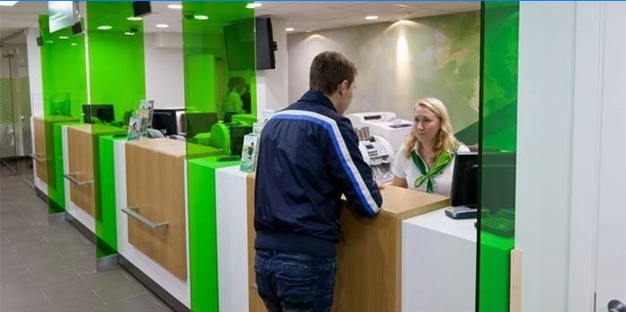 Mężczyzna w biurze Sberbank