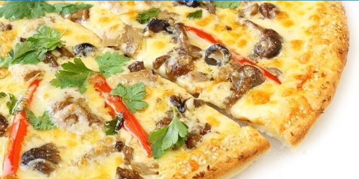 Pizza z oliwkami, papryką i marynowanymi grzybami