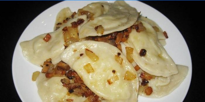 Pierogi faszerowane ziemniakami ze smażoną cebulą