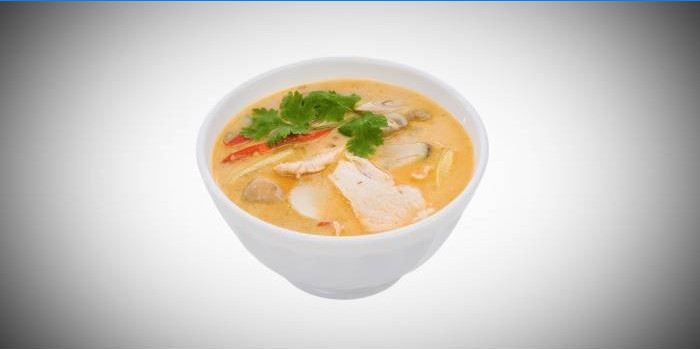 Zupa Tom Yum z kurczakiem i mlekiem kokosowym