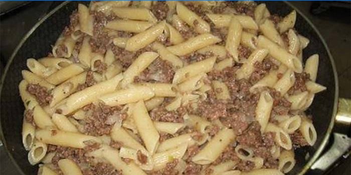 Fettuccine z mielonym mięsem na patelni