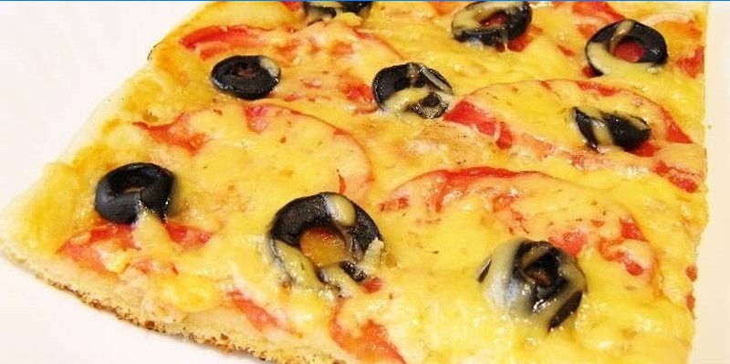 Pizza z ananasem, oliwkami i pomidorami