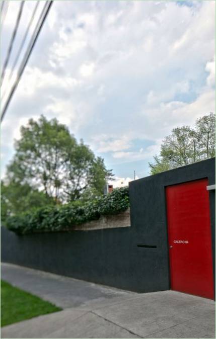 Casa Calero oryginalny dom z czarno-czerwoną fasadą autorstwa DCPP arquitectos, México City, Meksyk