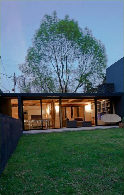 Casa Calero oryginalny dom z czarno-czerwoną fasadą autorstwa DCPP arquitectos, México City, Meksyk