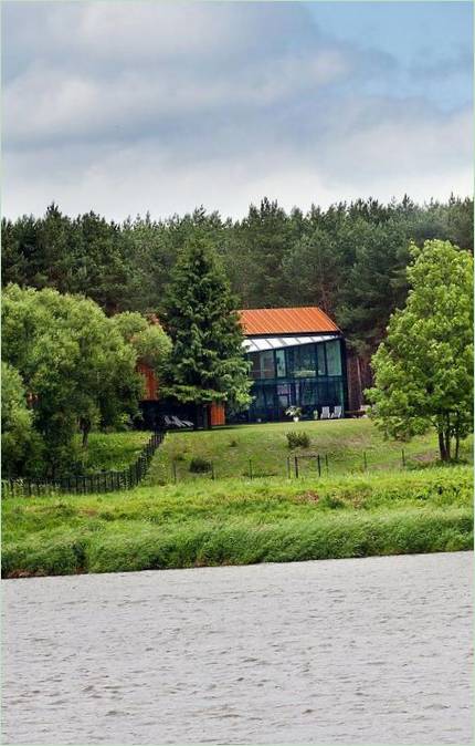 Nowoczesny dom autorstwa Archispektras Studija nad rzeką z widokiem na las sosnowy, Kowno, Litwa