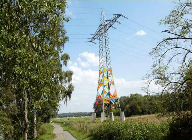 Dekoracja terenu zielonego liniami energetycznymi